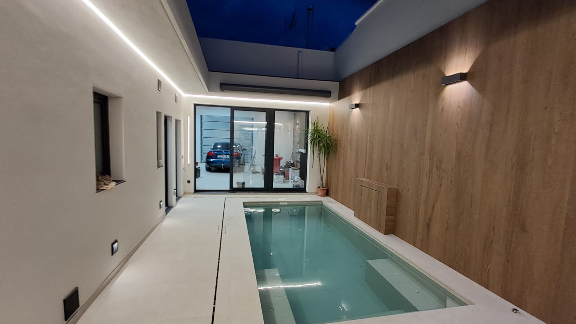 Patio interior con piscina en una reforma integral en Valencia